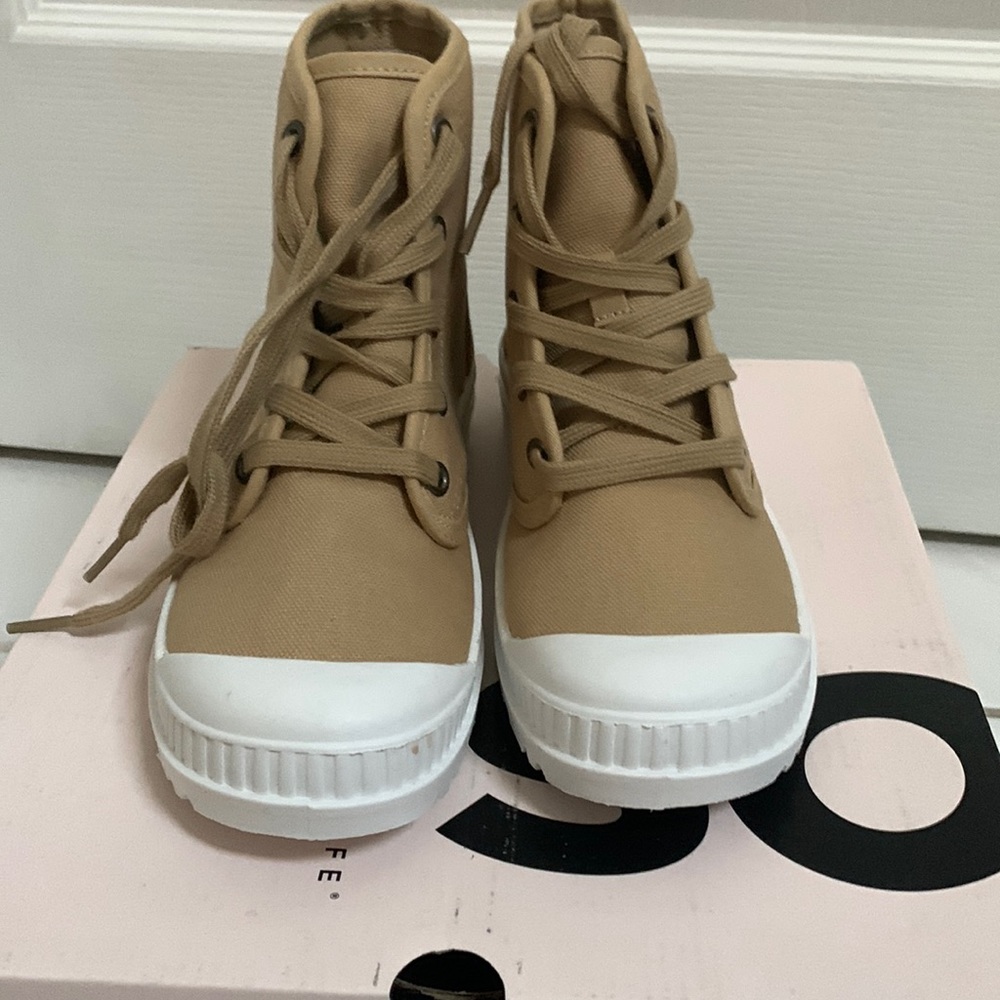 SO Dragonfruit High‎ Top Sneaker Boots Women’s Size 6 Tan Casual Lace